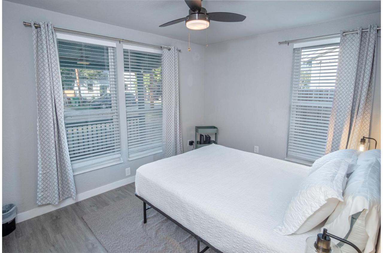 Stylish 4 Br2Ba Renovated Home Near Downtown Сан Антонио Екстериор снимка